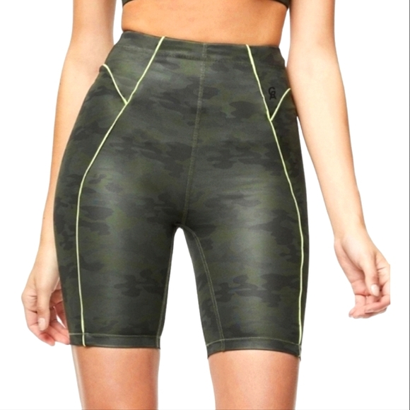Good American Pants - Good American Electric Feel Camo Bike Shorts size 4 / XL